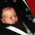 River Aidan geiriteerd in de Maxi Cosi